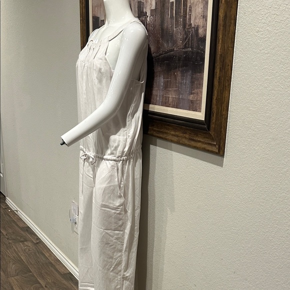 Elegant White Sleeveless Jumpsuit - Picture 4 of 7